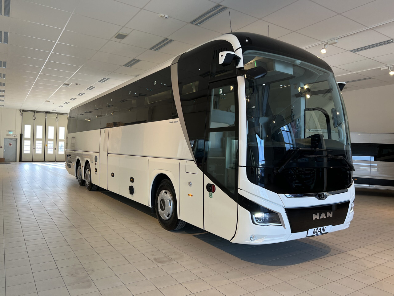 MAN Lions Coach R08 Euro 6E (Dark Edition) - Pullman: foto 1 MAN Lions Coach R08 Euro 6E (Dark Edition) - Pullman: foto 1