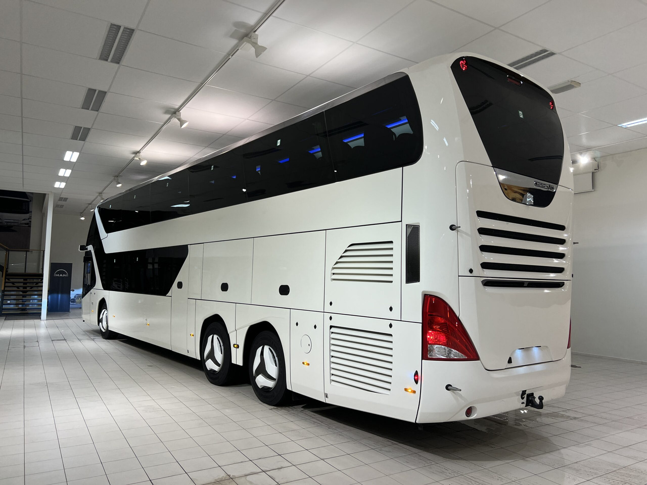 NEOPLAN SKYLINER P06 Euro 6E V.I.P / Exclusive Class (Dark Edition) - Pullman: foto 4 NEOPLAN SKYLINER P06 Euro 6E V.I.P / Exclusive Class (Dark Edition) - Pullman: foto 4