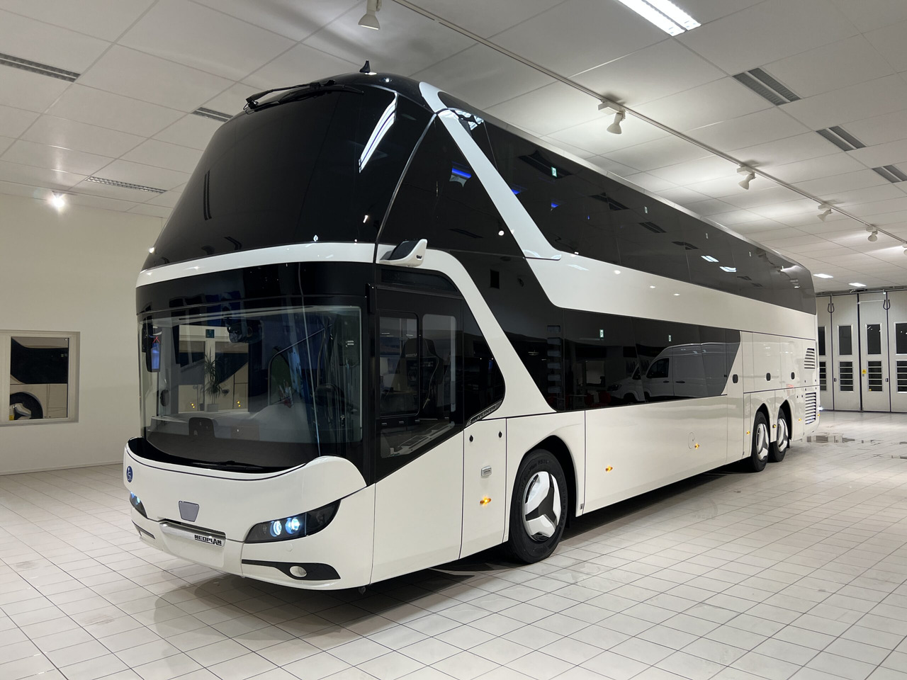 NEOPLAN SKYLINER P06 Euro 6E V.I.P / Exclusive Class (Dark Edition) - Pullman: foto 2 NEOPLAN SKYLINER P06 Euro 6E V.I.P / Exclusive Class (Dark Edition) - Pullman: foto 2