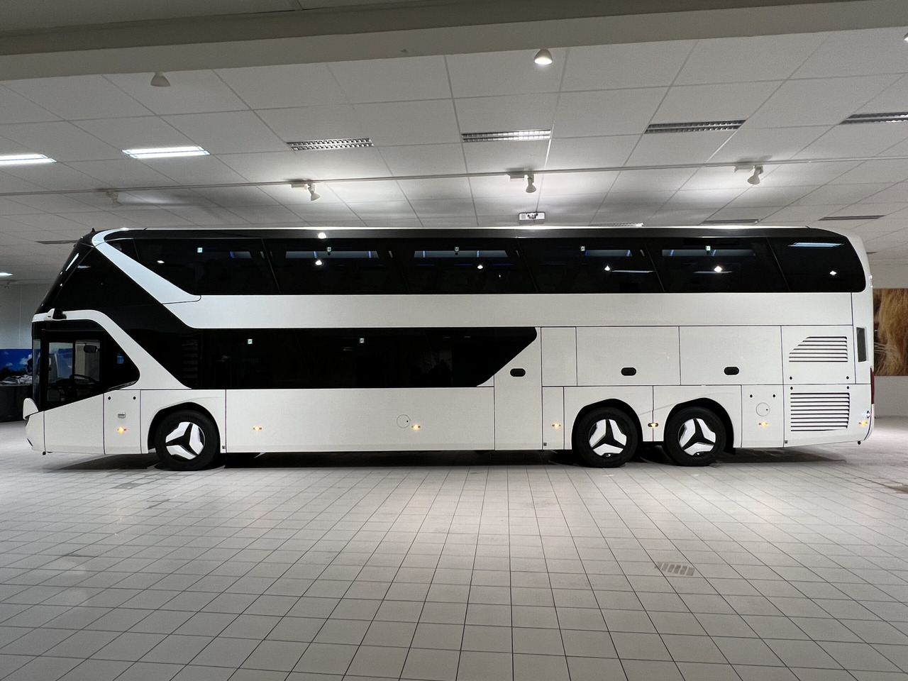 NEOPLAN SKYLINER P06 Euro 6E V.I.P / Exclusive Class (Dark Edition) - Pullman: foto 3 NEOPLAN SKYLINER P06 Euro 6E V.I.P / Exclusive Class (Dark Edition) - Pullman: foto 3
