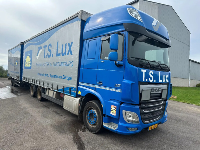 DAF XF 440 6x2 / SUPERSPACECAB / KOMBI MIT ANHANGER SCHMITZ 2016 / DURCHLADEN / 2 STUCK - Camion centinato: foto 2 DAF XF 440 6x2 / SUPERSPACECAB / KOMBI MIT ANHANGER SCHMITZ 2016 / DURCHLADEN / 2 STUCK - Camion centinato: foto 2