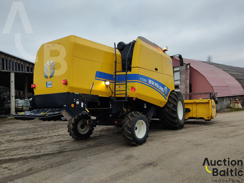 Mietitrebbia per il trasporto di alimenti New Holland TC 5.90: foto 6