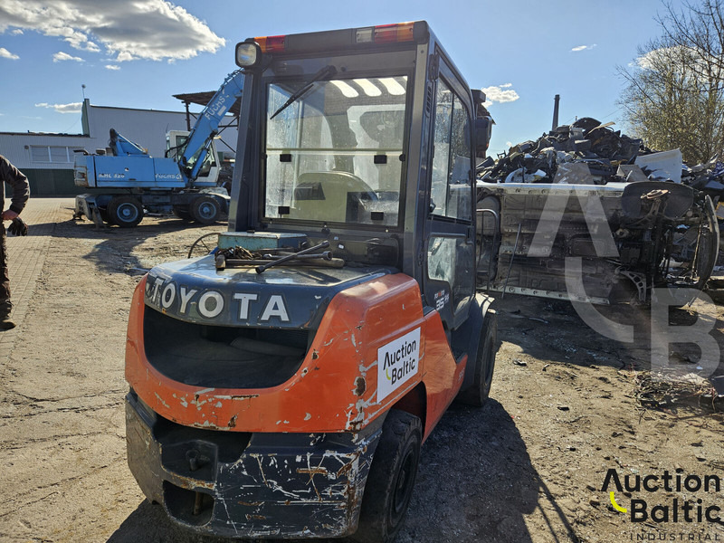 Toyota E 811 - Carrello elevatore diesel: foto 3 Toyota E 811 - Carrello elevatore diesel: foto 3