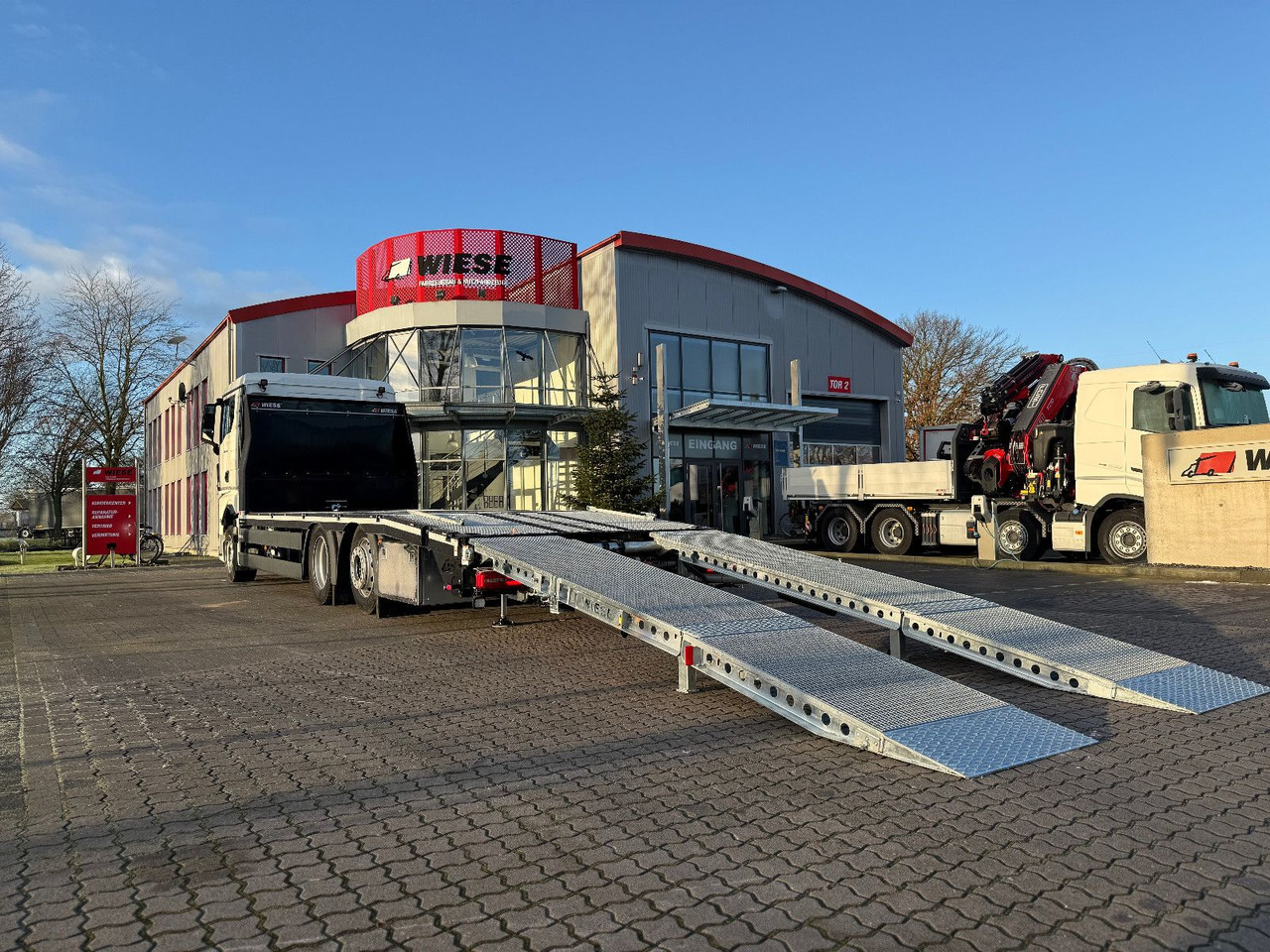 MAN Baumaschinen- Arbeitsbühnentransporter Rampen - Autocarro con pianale/ Cassone fisso: foto 3 MAN Baumaschinen- Arbeitsbühnentransporter Rampen - Autocarro con pianale/ Cassone fisso: foto 3