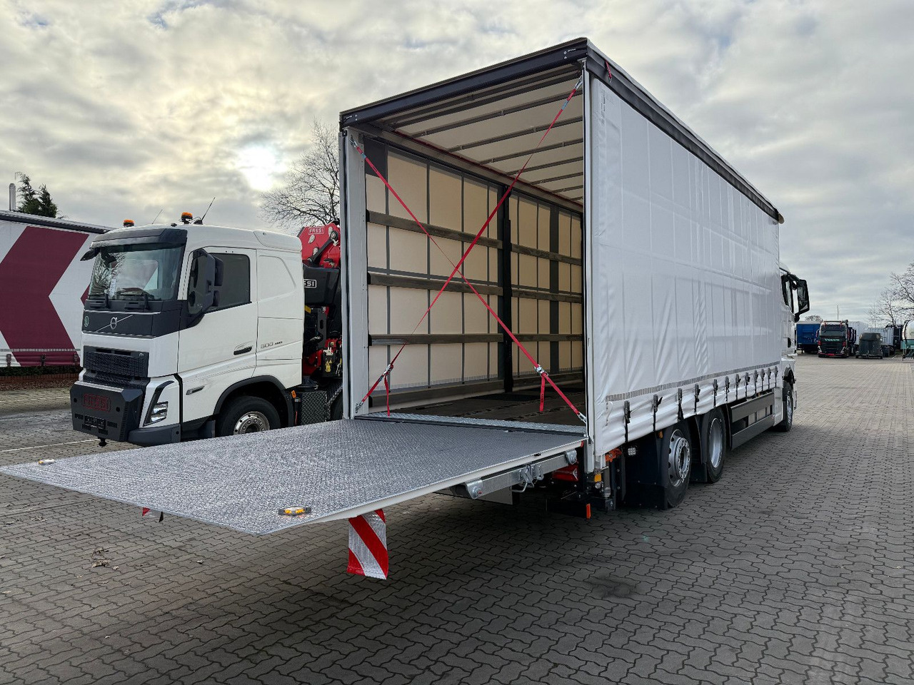 MAN TGX 26.440 6x2 LL Schwerlast Ladebordwand/Rampe - Camion centinato: foto 3 MAN TGX 26.440 6x2 LL Schwerlast Ladebordwand/Rampe - Camion centinato: foto 3