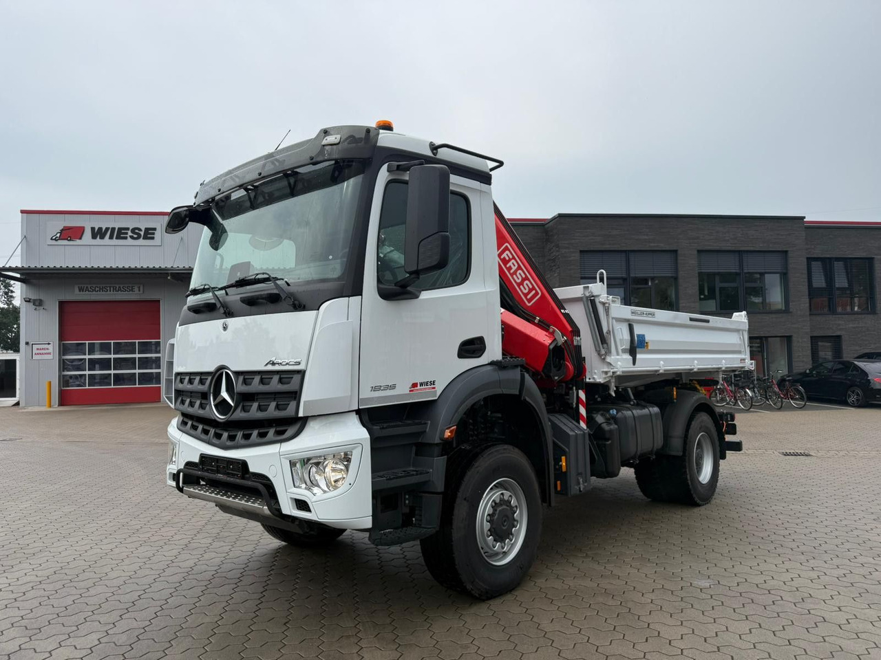 Mercedes-Benz Arocs 1835 4x4 Allrad Fassi F135 Kran Kipper - Autocarro ribaltabile, Camion con gru: foto 1 Mercedes-Benz Arocs 1835 4x4 Allrad Fassi F135 Kran Kipper - Autocarro ribaltabile, Camion con gru: foto 1
