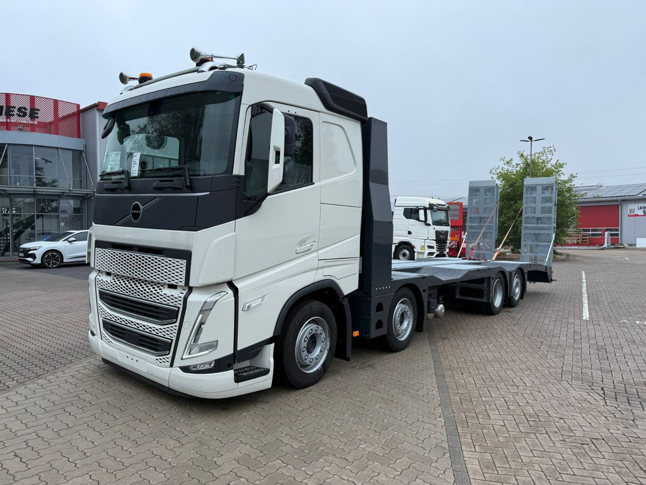 Volvo Arbeitsbühnen Baumaschinentransporter mit Rampen - Autocarro con pianale/ Cassone fisso: foto 4 Volvo Arbeitsbühnen Baumaschinentransporter mit Rampen - Autocarro con pianale/ Cassone fisso: foto 4