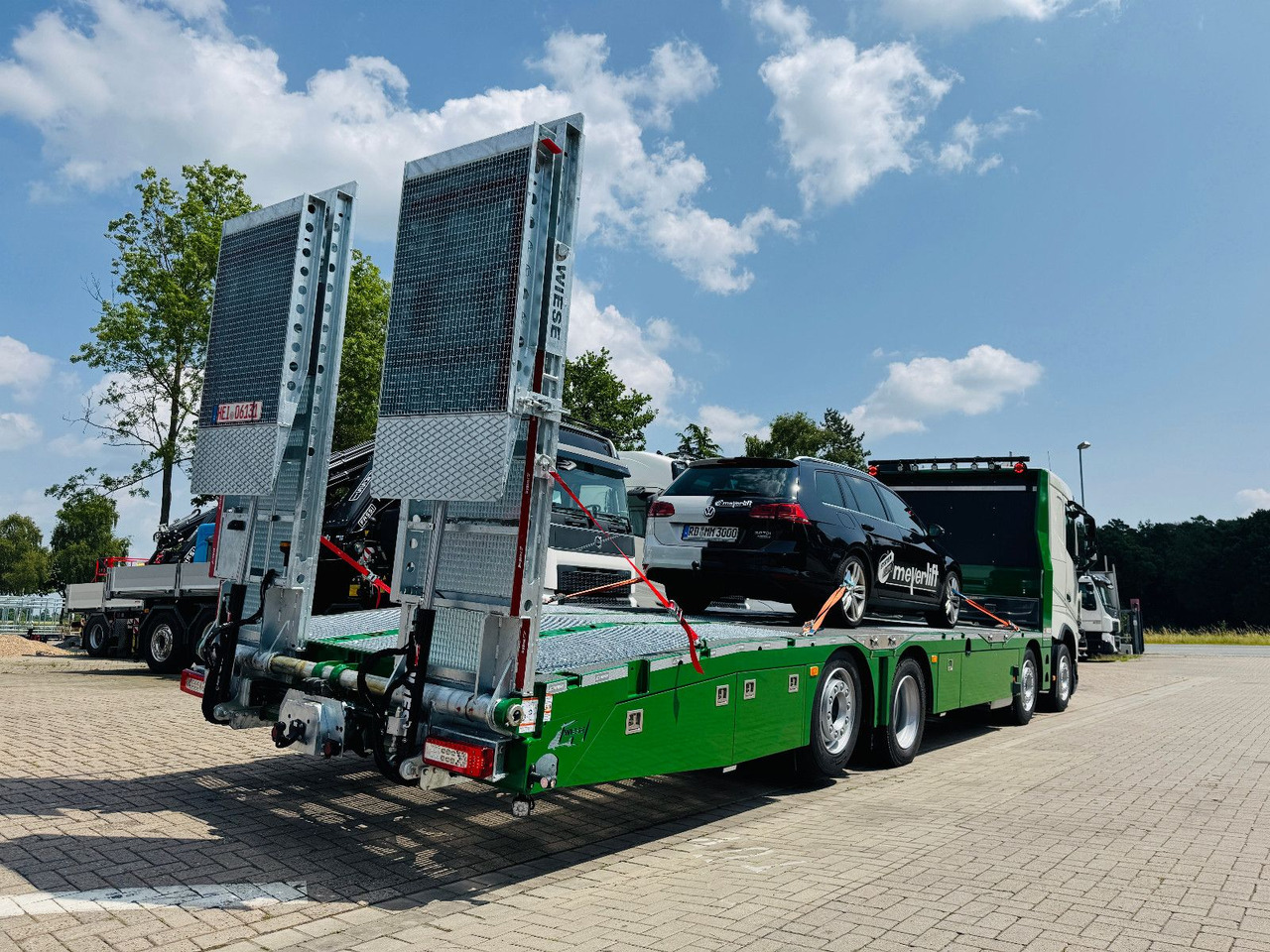 Volvo Arbeitsbühnen Baumaschinentransporter mit Rampen - Autocarro con pianale/ Cassone fisso: foto 4 Volvo Arbeitsbühnen Baumaschinentransporter mit Rampen - Autocarro con pianale/ Cassone fisso: foto 4