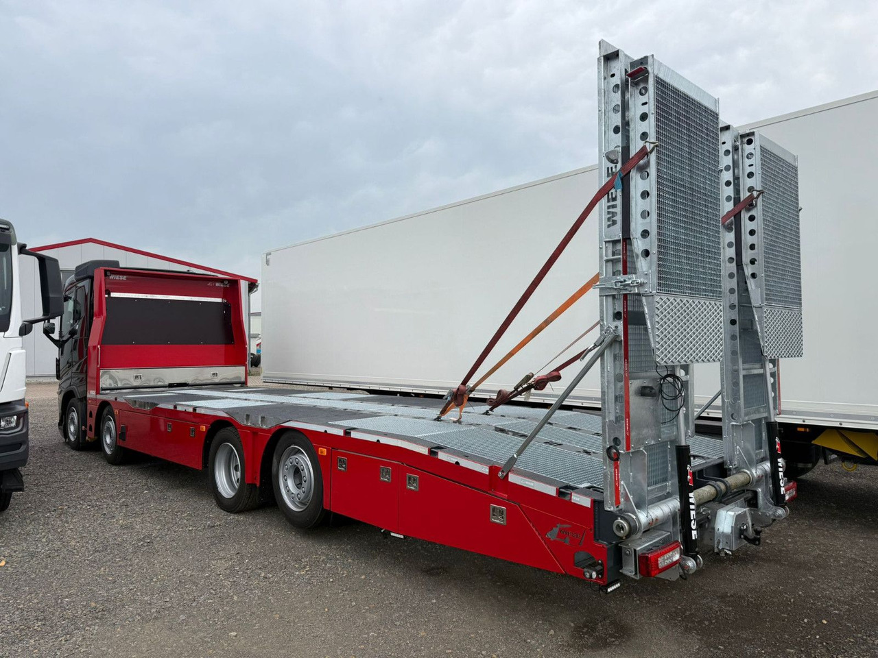 Volvo Arbeitsbühnen Baumaschinentransporter mit Rampen - Autocarro con pianale/ Cassone fisso: foto 3 Volvo Arbeitsbühnen Baumaschinentransporter mit Rampen - Autocarro con pianale/ Cassone fisso: foto 3