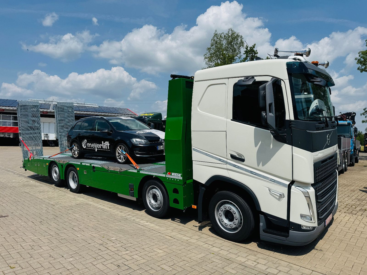 Volvo Arbeitsbühnen Baumaschinentransporter mit Rampen - Autocarro con pianale/ Cassone fisso: foto 1 Volvo Arbeitsbühnen Baumaschinentransporter mit Rampen - Autocarro con pianale/ Cassone fisso: foto 1