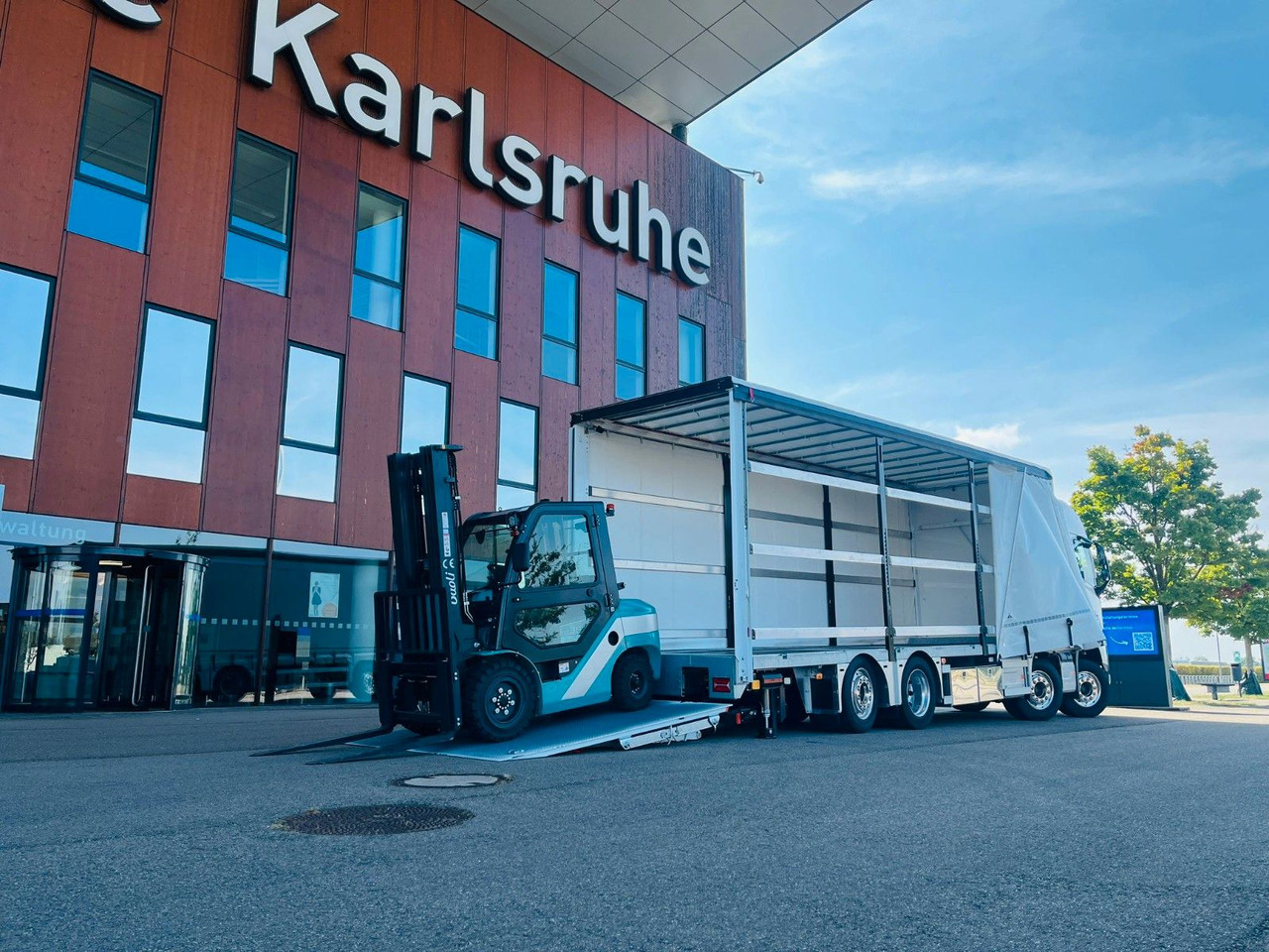 Volvo FH 500 Gabelstaplertransporter LBW Dhollandia 9t - Camion centinato: foto 4 Volvo FH 500 Gabelstaplertransporter LBW Dhollandia 9t - Camion centinato: foto 4