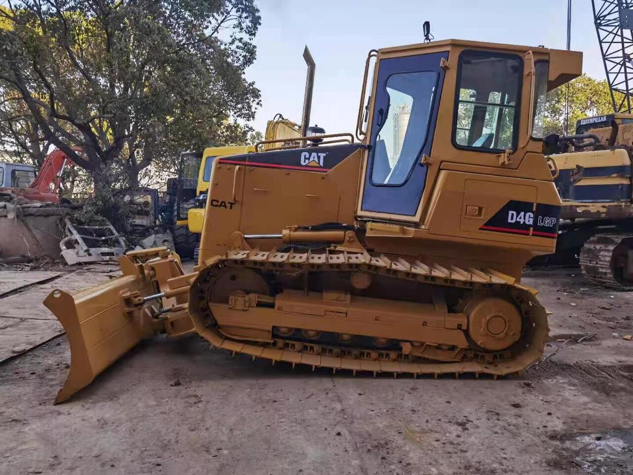 CATERPILLAR D4G - Bulldozer: foto 1 CATERPILLAR D4G - Bulldozer: foto 1