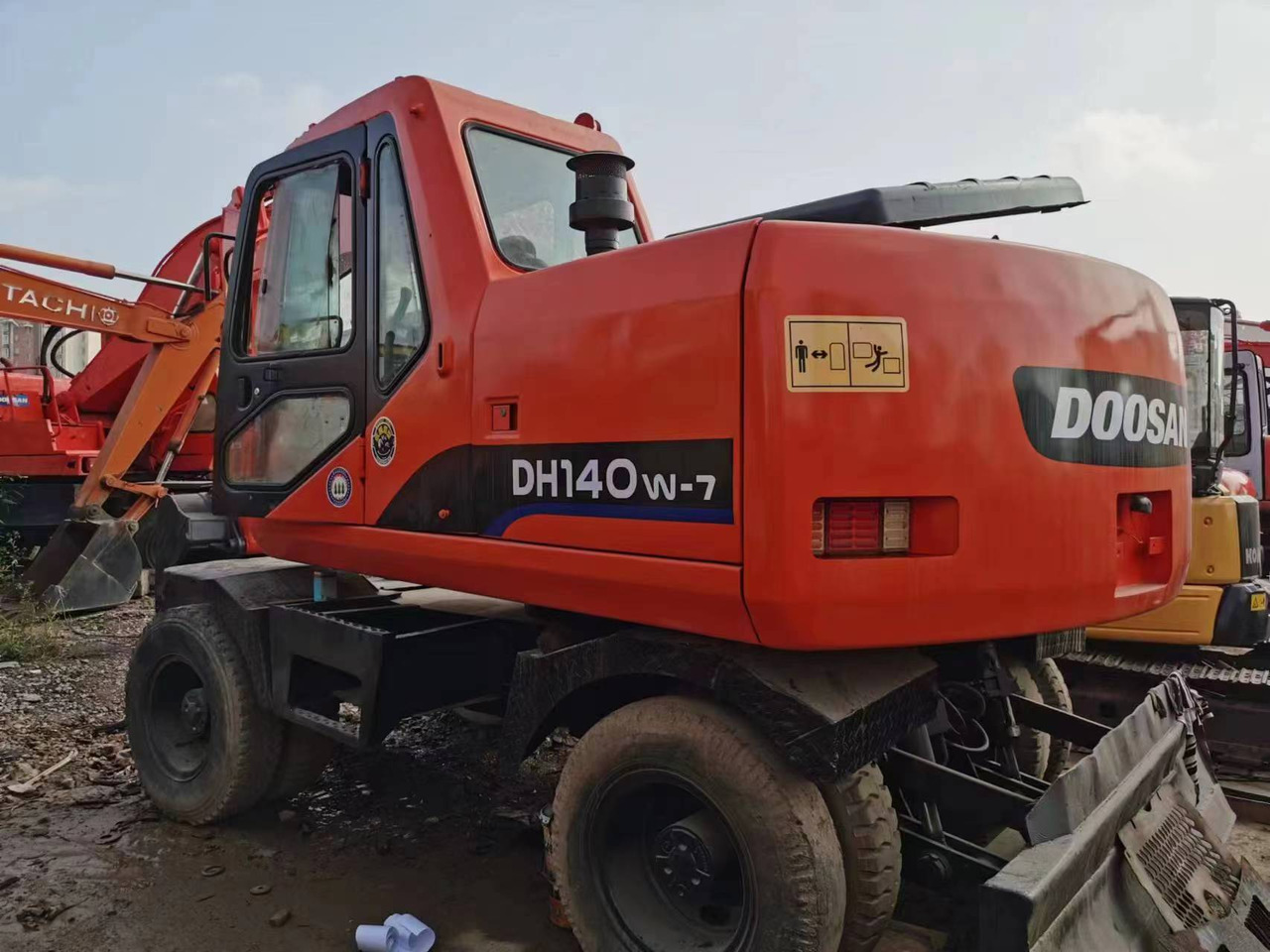 DOOSAN DH140W-7 - Escavatore gommato: foto 1 DOOSAN DH140W-7 - Escavatore gommato: foto 1