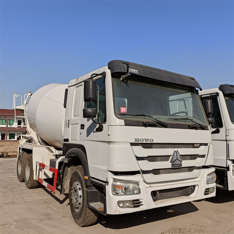 HOWO HOWO-mixer pump truck - Betonpompa: foto 1 HOWO HOWO-mixer pump truck - Betonpompa: foto 1