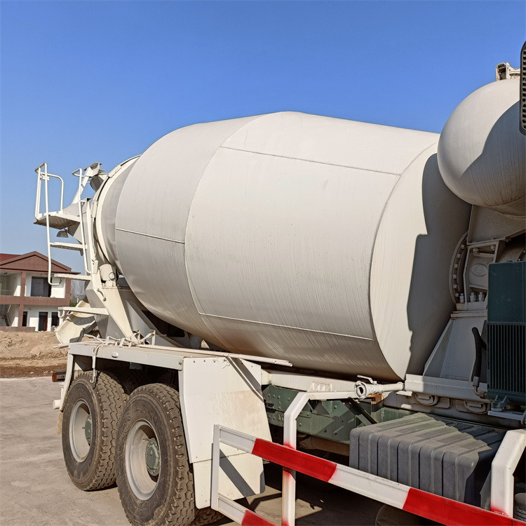 HOWO HOWO-white mixer pump truck - Betonpompa: foto 3 HOWO HOWO-white mixer pump truck - Betonpompa: foto 3