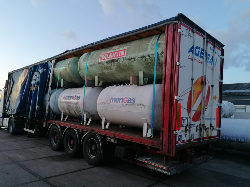 Curtain semi-trailer with used aboveground 2700 &4850L tanks Gas, Gaz, LPG, GPL, Propane, Butane tank ID 8.370 - Semirimorchio cisterna: foto 1 Curtain semi-trailer with used aboveground 2700 &4850L tanks Gas, Gaz, LPG, GPL, Propane, Butane tank ID 8.370 - Semirimorchio cisterna: foto 1