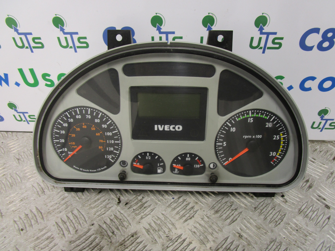 IVECO TECTOR CLOCK CLUSTER P/NO 504025357 - Sistema elettrico per Camion: foto 1 IVECO TECTOR CLOCK CLUSTER P/NO 504025357 - Sistema elettrico per Camion: foto 1