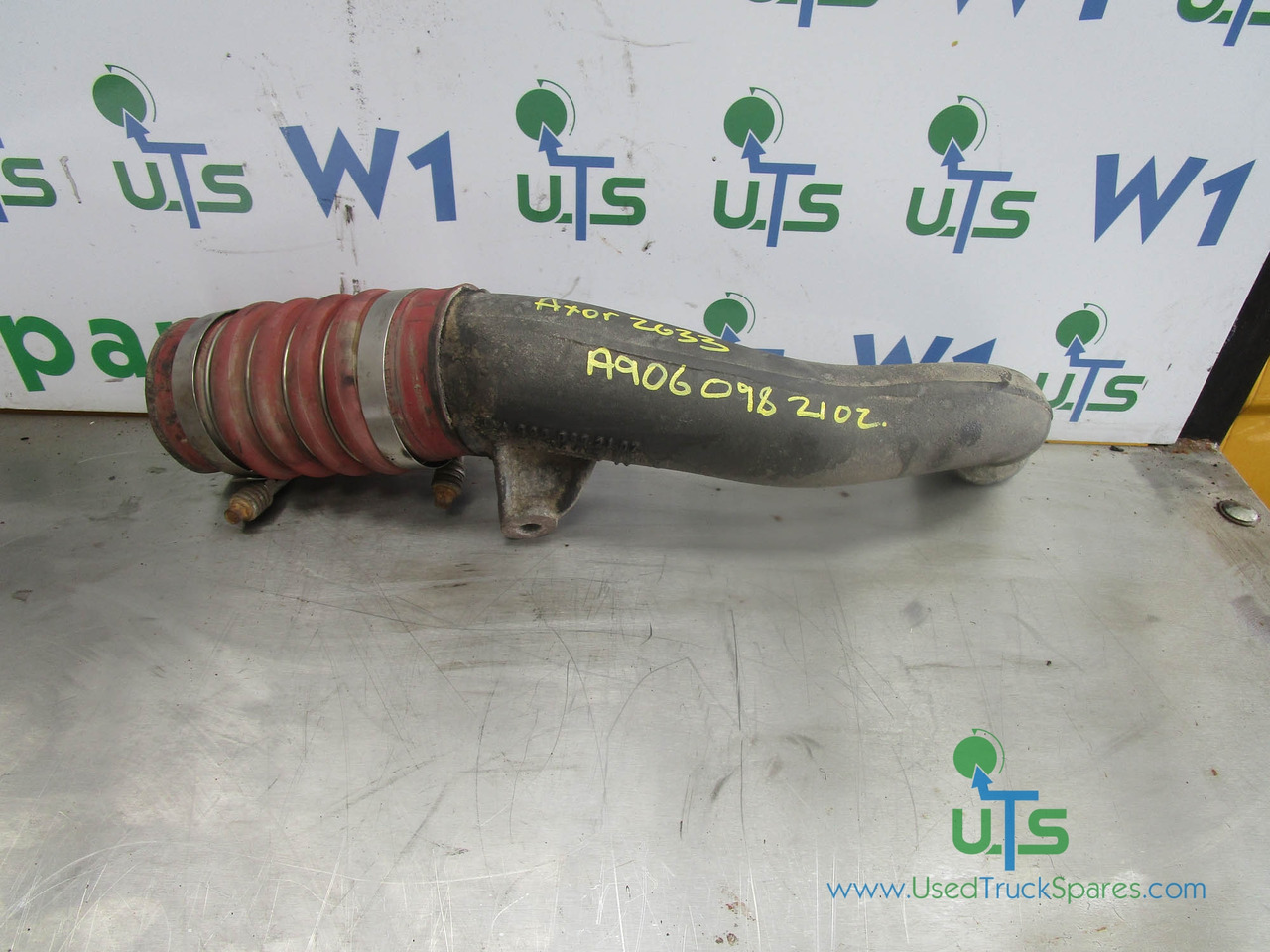 MERCEDES AXOR 2633 OM926 INTERCOOLER PIPE P/NO A9060982102 - Motore e ricambi per Camion: foto 1 MERCEDES AXOR 2633 OM926 INTERCOOLER PIPE P/NO A9060982102 - Motore e ricambi per Camion: foto 1