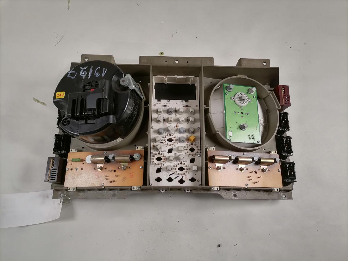 MAN Dashboard 81272026080 - Cruscotto per Camion: foto 4 MAN Dashboard 81272026080 - Cruscotto per Camion: foto 4