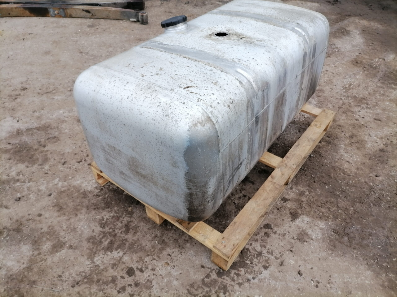 Mercedes-Benz Kütusepaak 390L A9604701303 - Serbatoio carburante per Camion: foto 2 Mercedes-Benz Kütusepaak 390L A9604701303 - Serbatoio carburante per Camion: foto 2