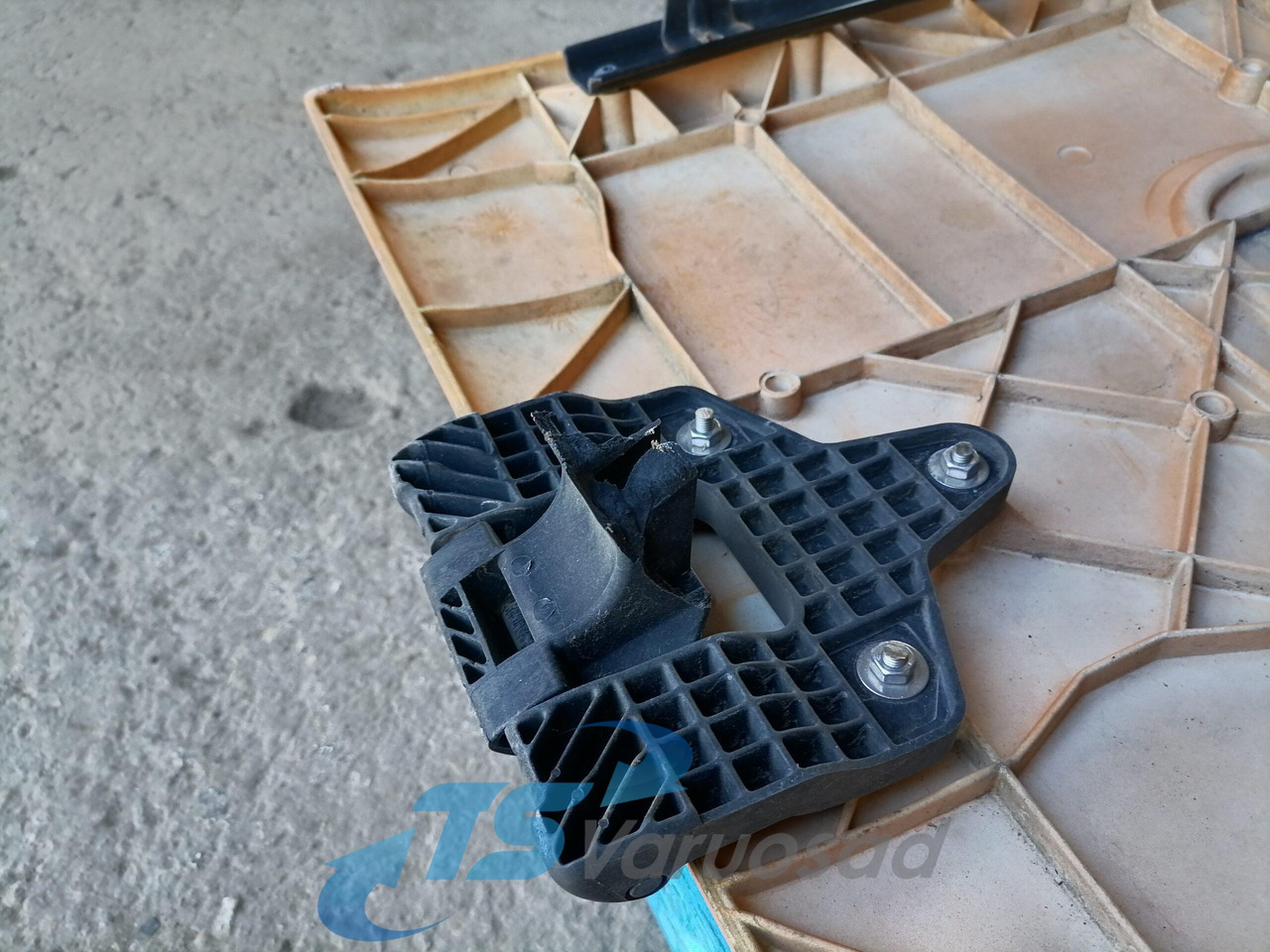 Renault Iluvõre 5010301618 - Griglia radiatore per Camion: foto 5 Renault Iluvõre 5010301618 - Griglia radiatore per Camion: foto 5