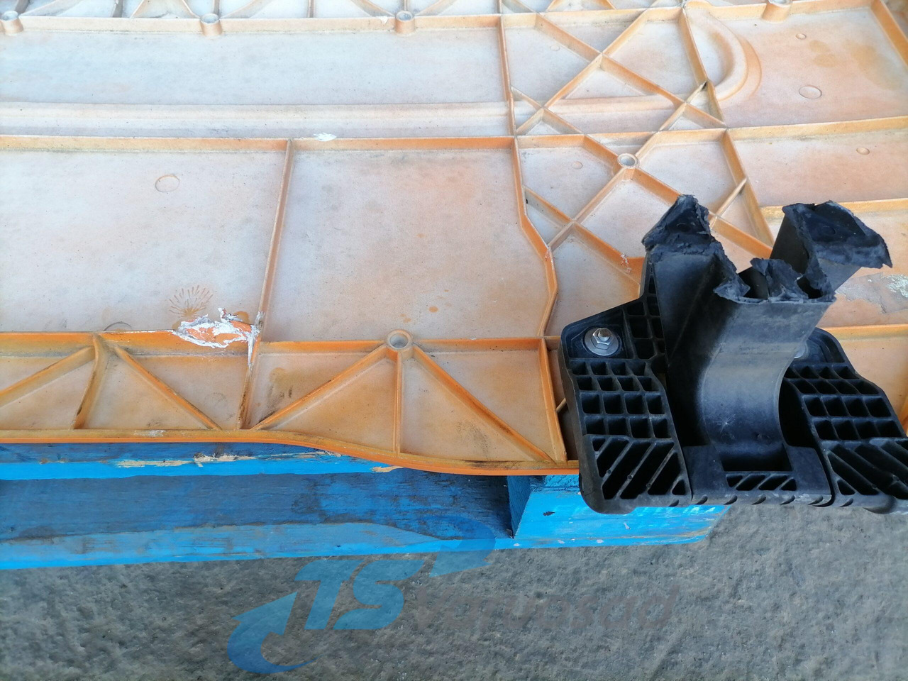Renault Iluvõre 5010301618 - Griglia radiatore per Camion: foto 3 Renault Iluvõre 5010301618 - Griglia radiatore per Camion: foto 3
