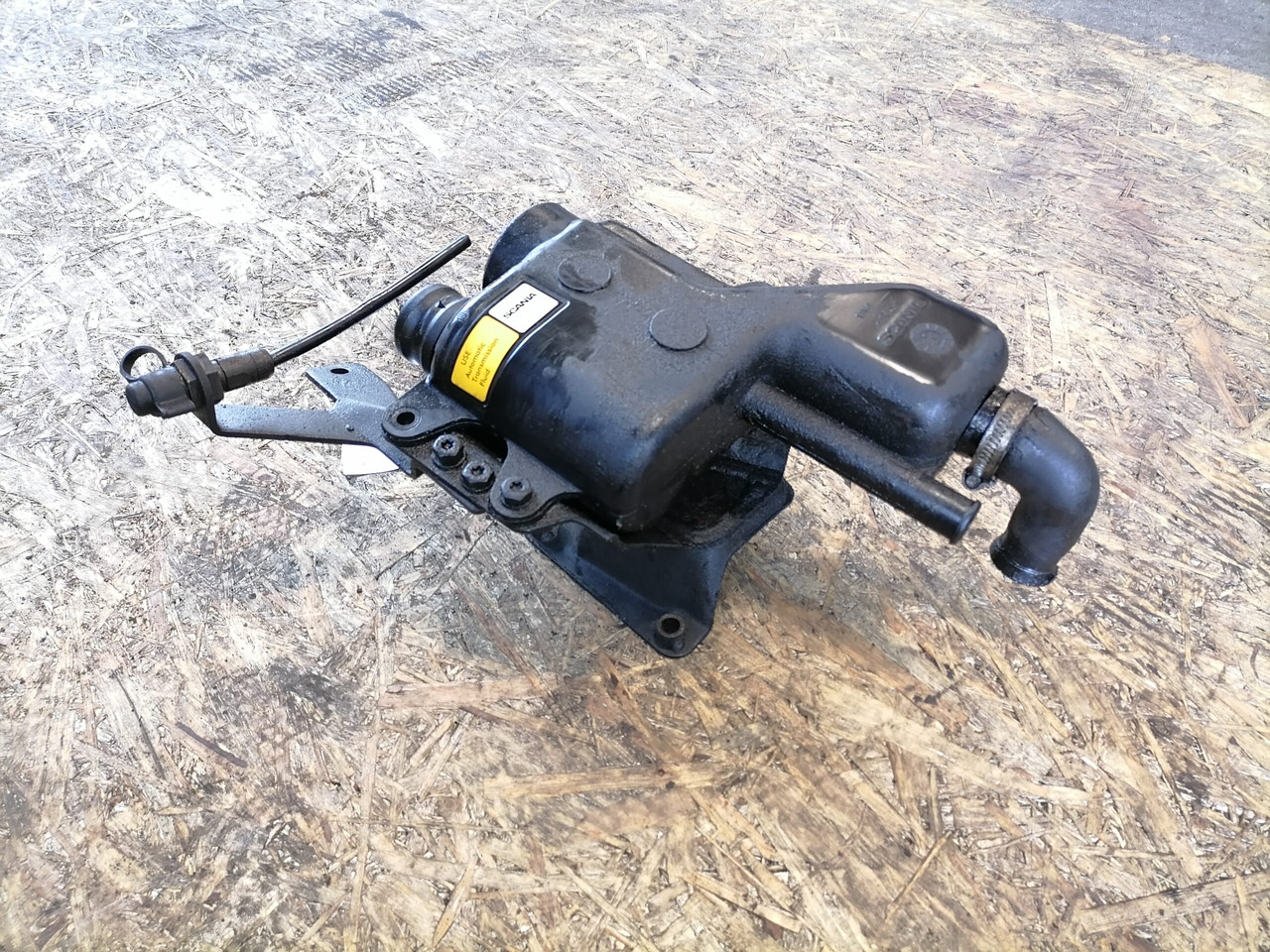 Scania Scania steering oil tank 1461351 - Tubo di sterzo per Camion: foto 2 Scania Scania steering oil tank 1461351 - Tubo di sterzo per Camion: foto 2