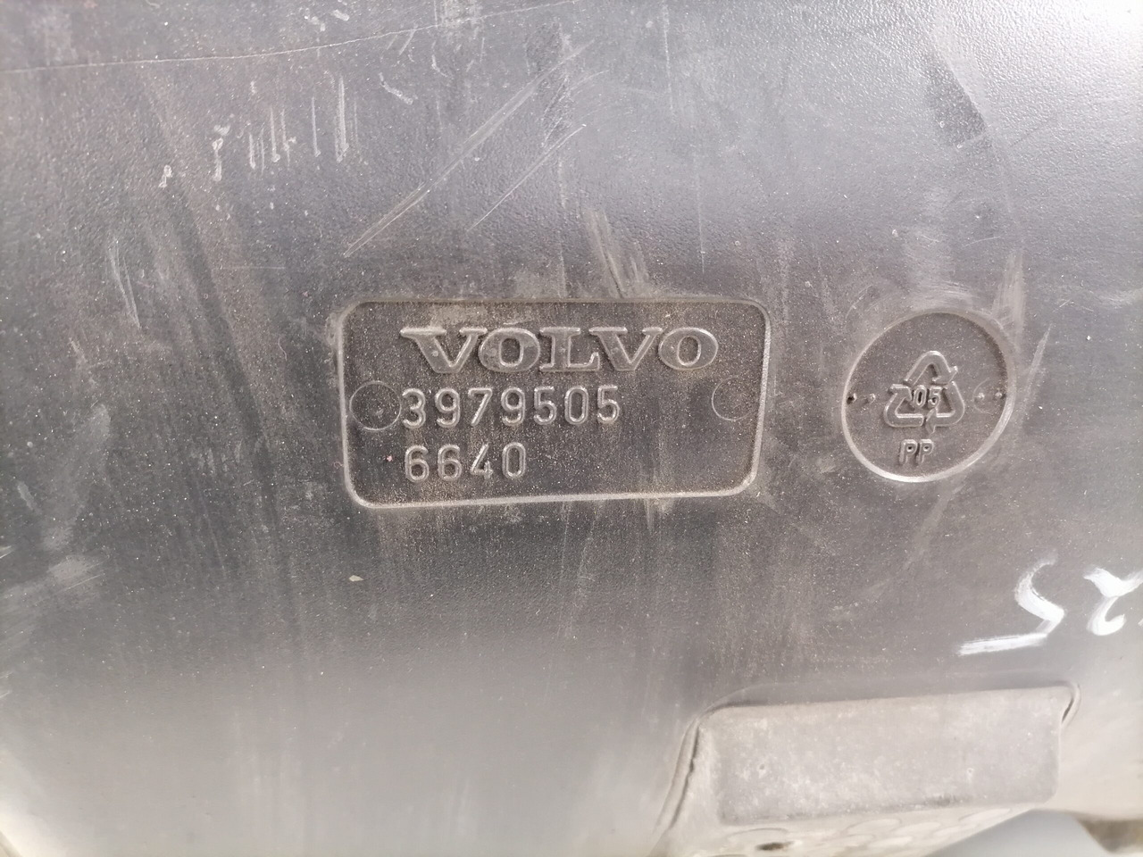 Volvo Air filter housing 3979505 - Sistema di aspirazione aria per Camion: foto 3 Volvo Air filter housing 3979505 - Sistema di aspirazione aria per Camion: foto 3