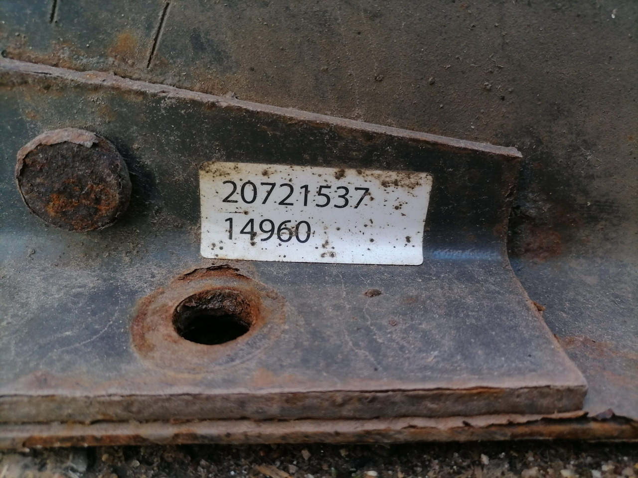 Volvo Kütusepaagi kandur, Volvo 20721537 - Serbatoio carburante per Camion: foto 2 Volvo Kütusepaagi kandur, Volvo 20721537 - Serbatoio carburante per Camion: foto 2