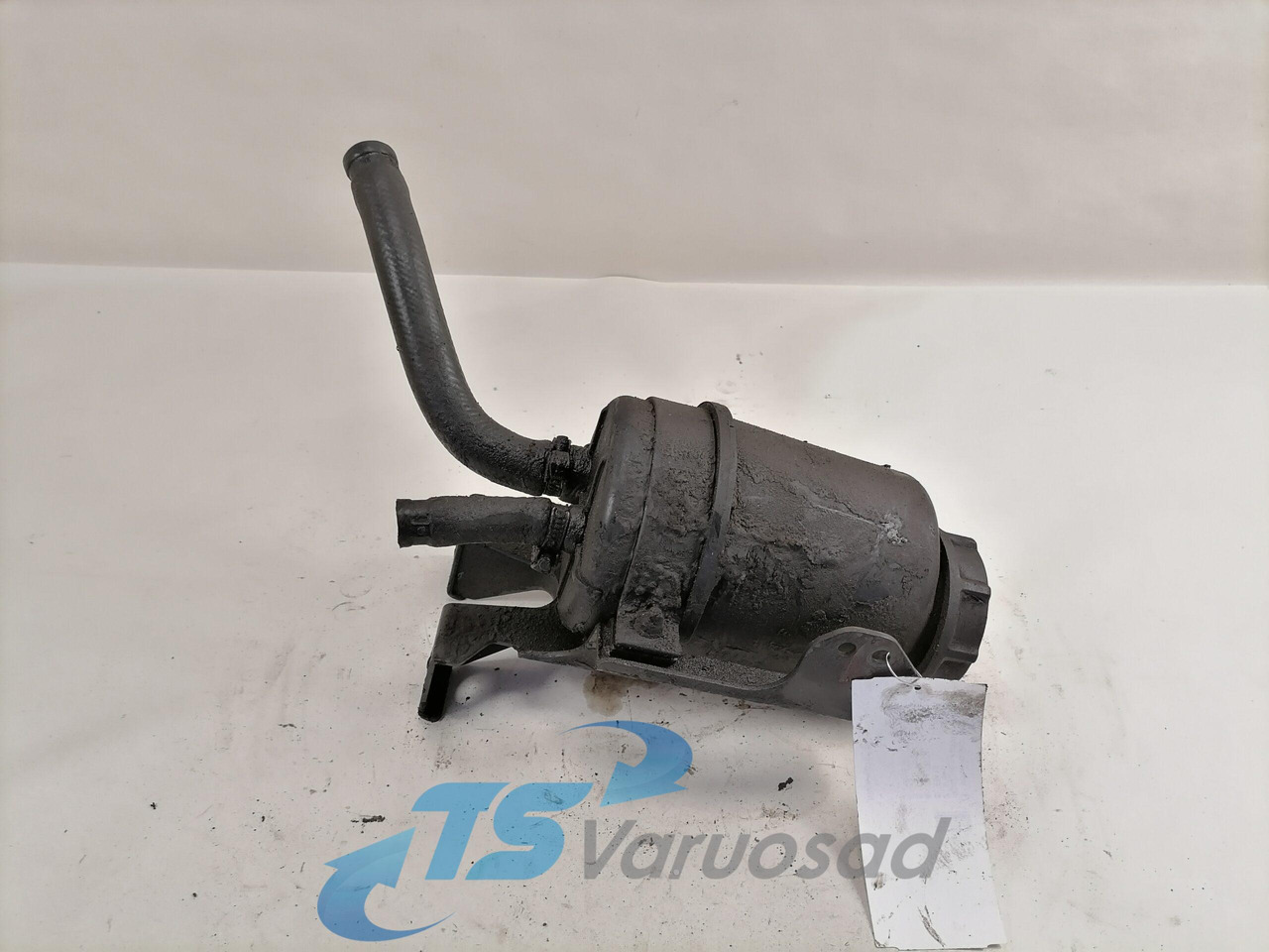 Volvo Steering oil tank+ bracket 20479764 - Tubo di sterzo per Camion: foto 1 Volvo Steering oil tank+ bracket 20479764 - Tubo di sterzo per Camion: foto 1