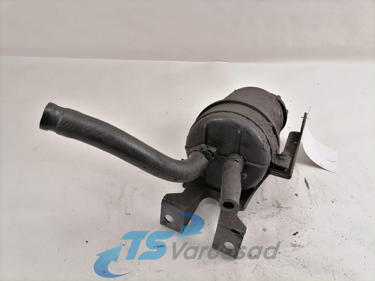 Volvo Steering oil tank+ bracket 20479764 - Tubo di sterzo per Camion: foto 2 Volvo Steering oil tank+ bracket 20479764 - Tubo di sterzo per Camion: foto 2