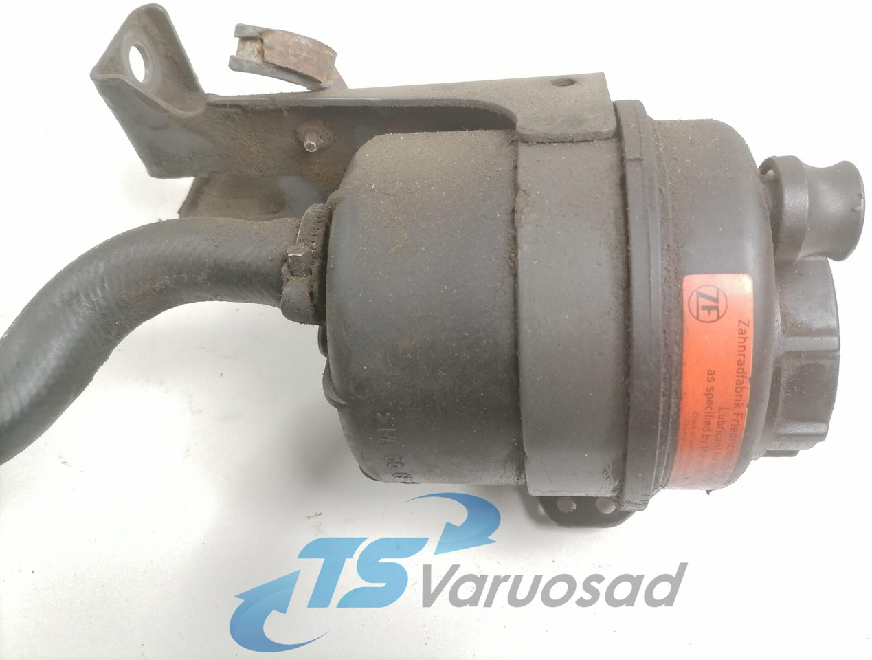 Volvo Steering oil tank+ bracket 20495075 - Tubo di sterzo per Camion: foto 5 Volvo Steering oil tank+ bracket 20495075 - Tubo di sterzo per Camion: foto 5