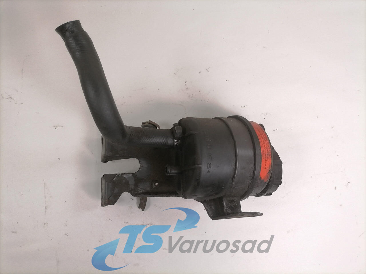 Volvo Steering oil tank+ bracket 20495075 - Tubo di sterzo per Camion: foto 2 Volvo Steering oil tank+ bracket 20495075 - Tubo di sterzo per Camion: foto 2