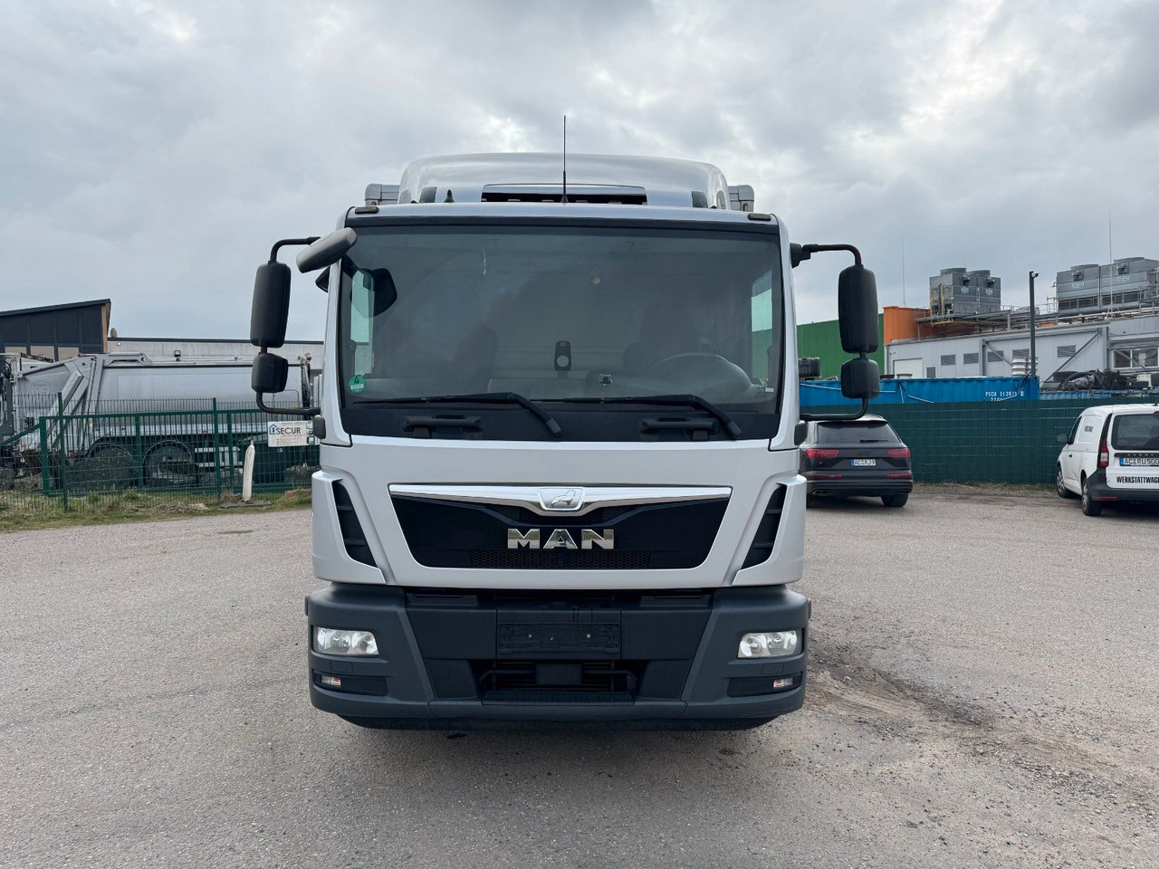 MAN 15.290 4X2 Koffer mit Hebebühne AHK - Autocarro furgonato: foto 5 MAN 15.290 4X2 Koffer mit Hebebühne AHK - Autocarro furgonato: foto 5