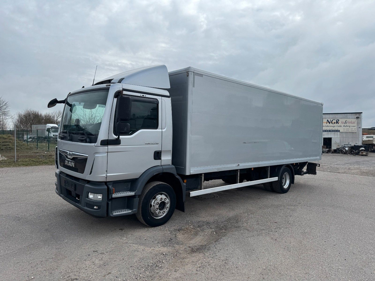 MAN 15.290 4X2 Koffer mit Hebebühne AHK - Autocarro furgonato: foto 1 MAN 15.290 4X2 Koffer mit Hebebühne AHK - Autocarro furgonato: foto 1