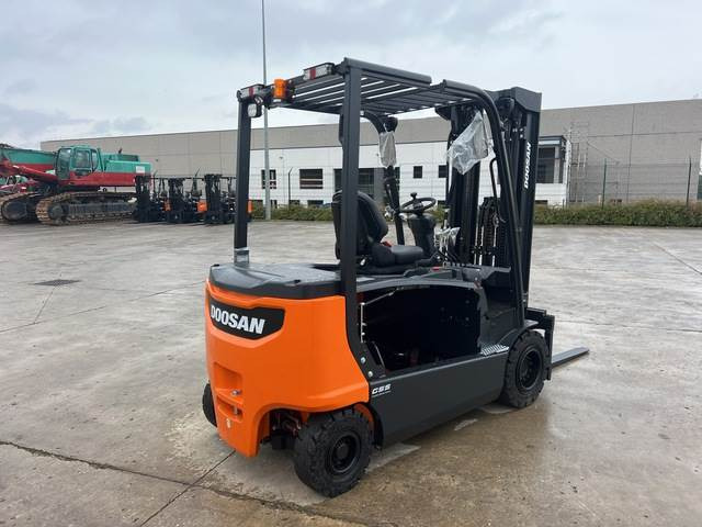 Doosan B35X-7 PLUS - Carrello elevatore elettrico: foto 3 Doosan B35X-7 PLUS - Carrello elevatore elettrico: foto 3