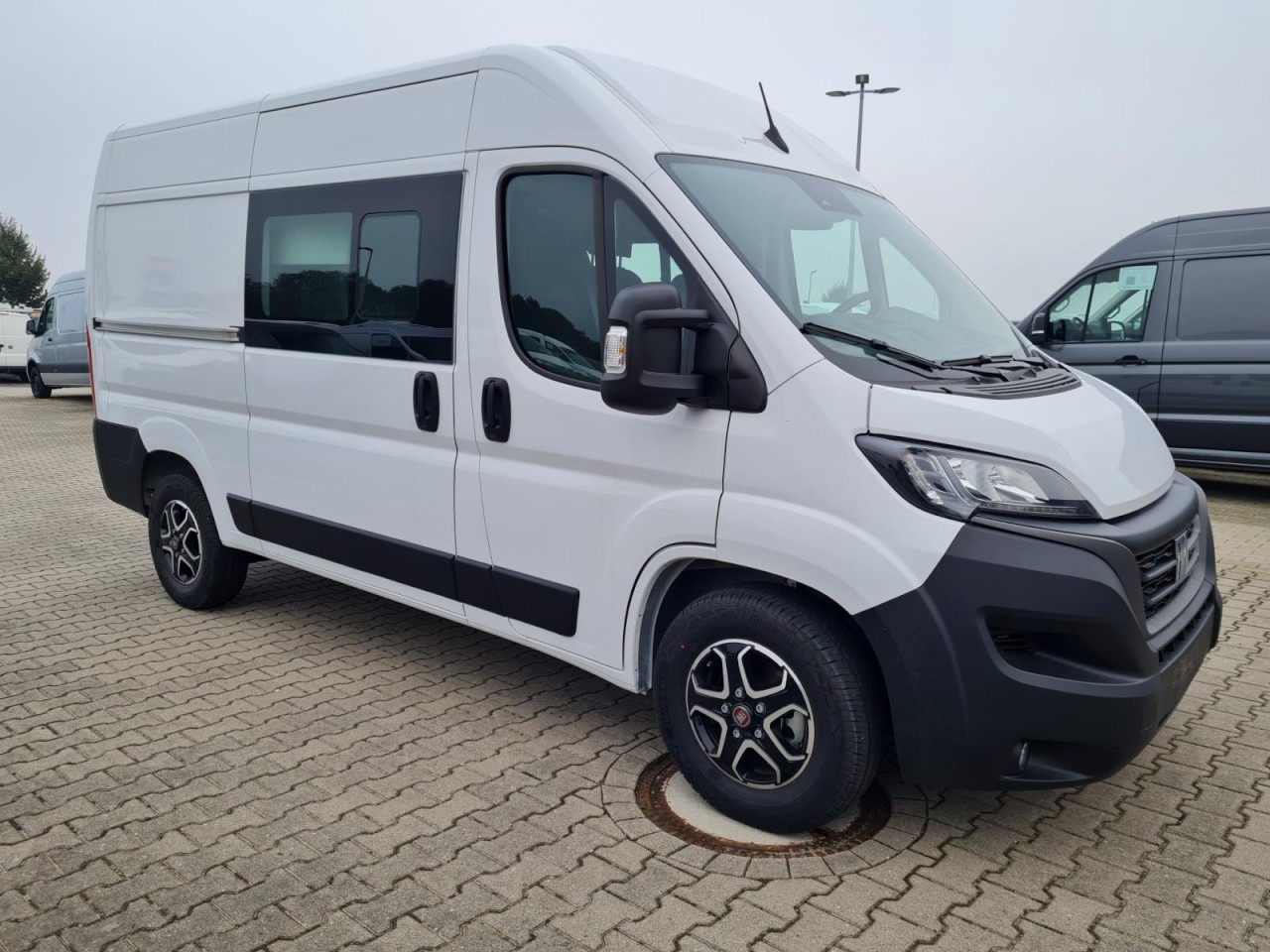 Fiat Ducato 35 Kasten Doka 7-Sitze 2x Schiebetür Maxi L2H2 - Furgone chiuso, Furgone doppia cabina: foto 4 Fiat Ducato 35 Kasten Doka 7-Sitze 2x Schiebetür Maxi L2H2 - Furgone chiuso, Furgone doppia cabina: foto 4