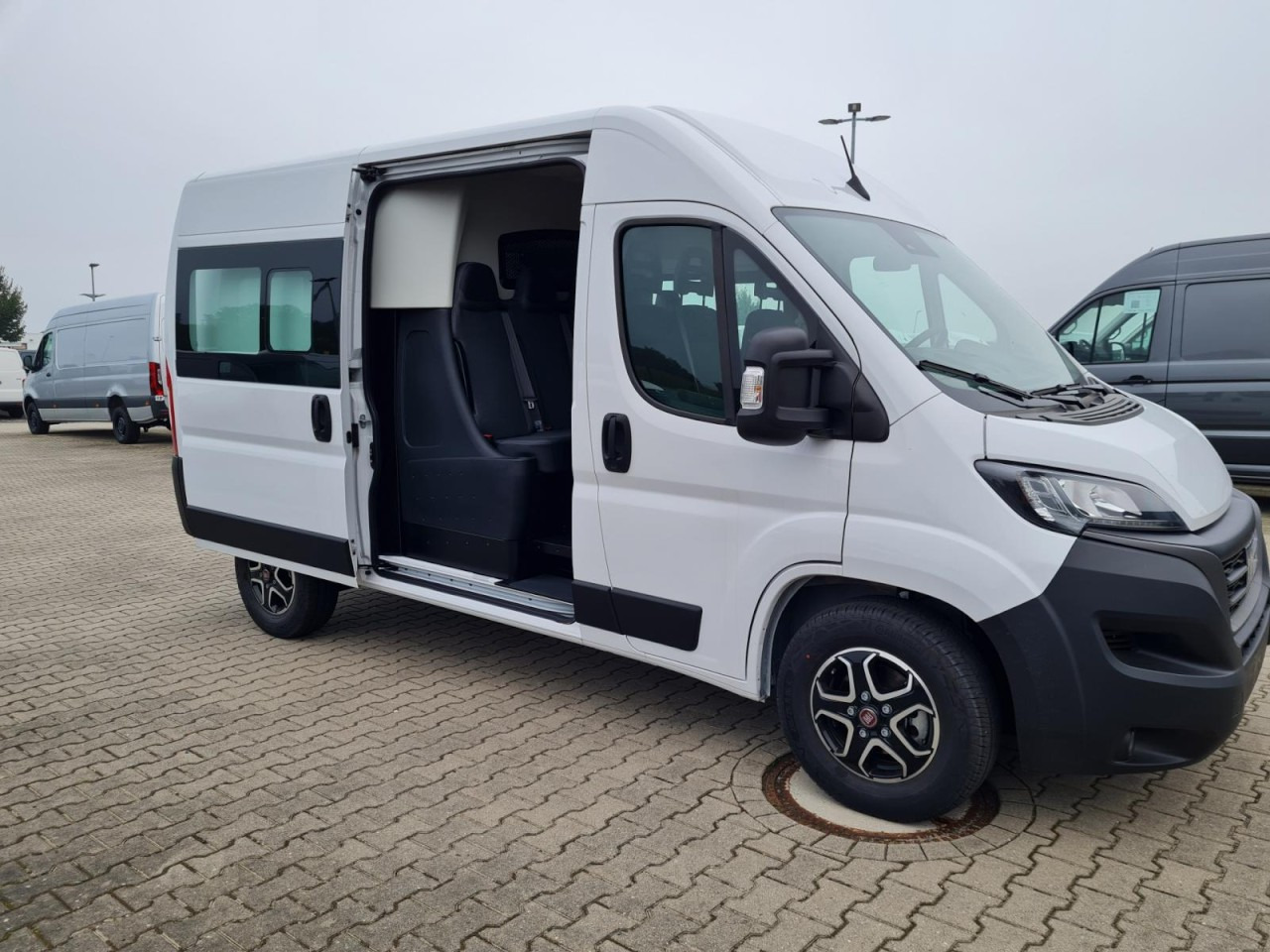 Fiat Ducato 35 Kasten Doka 7-Sitze 2x Schiebetür Maxi L2H2 - Furgone chiuso, Furgone doppia cabina: foto 3 Fiat Ducato 35 Kasten Doka 7-Sitze 2x Schiebetür Maxi L2H2 - Furgone chiuso, Furgone doppia cabina: foto 3