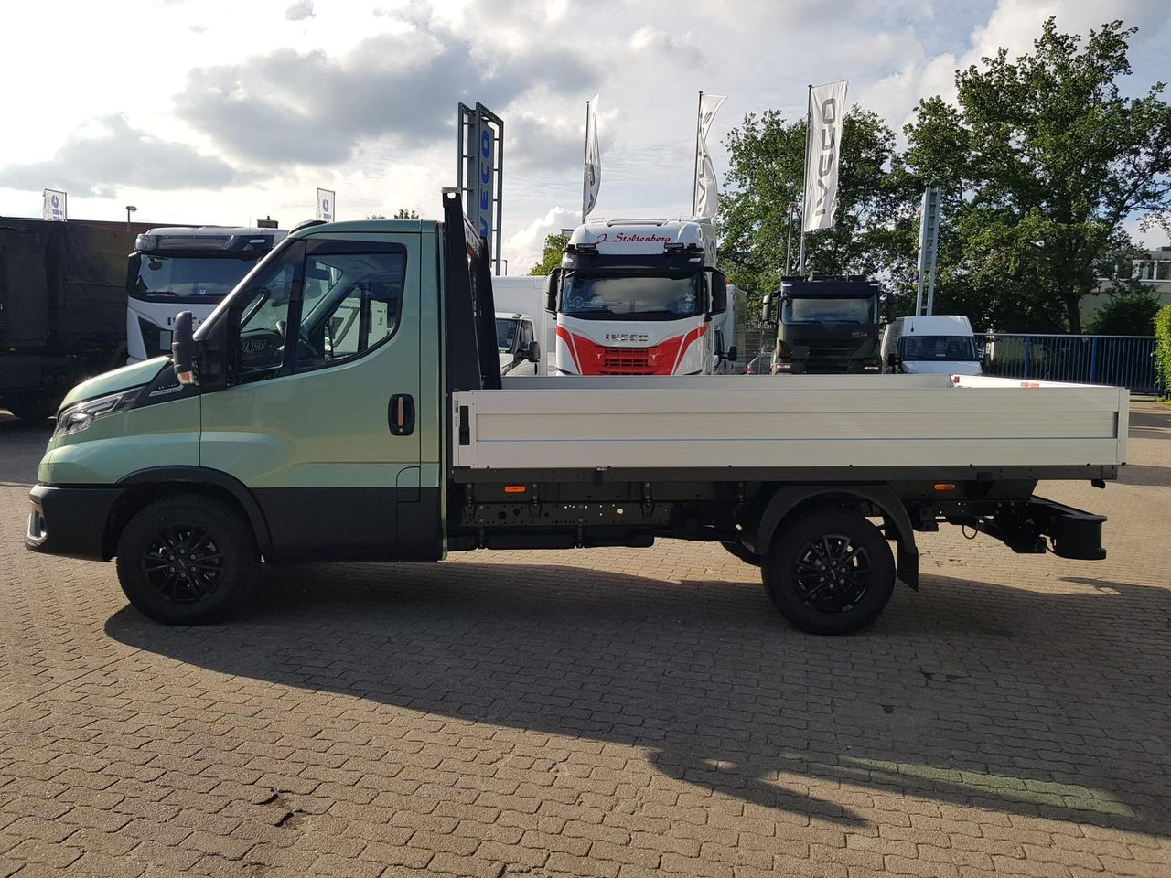 Iveco Daily 35S14HA8 Pritsche AHK 100 kW (136 PS),... - Furgone con cassone fisso: foto 2 Iveco Daily 35S14HA8 Pritsche AHK 100 kW (136 PS),... - Furgone con cassone fisso: foto 2