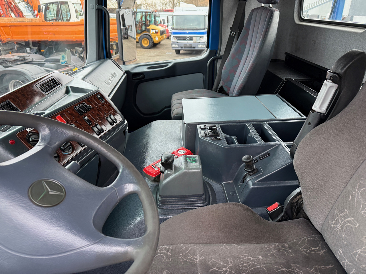 Autocarro multibenna Mercedes-Benz 3243 Actros MP1 4-Achs Absetzkipper: foto 19 Autocarro multibenna Mercedes-Benz 3243 Actros MP1 4-Achs Absetzkipper: foto 19
