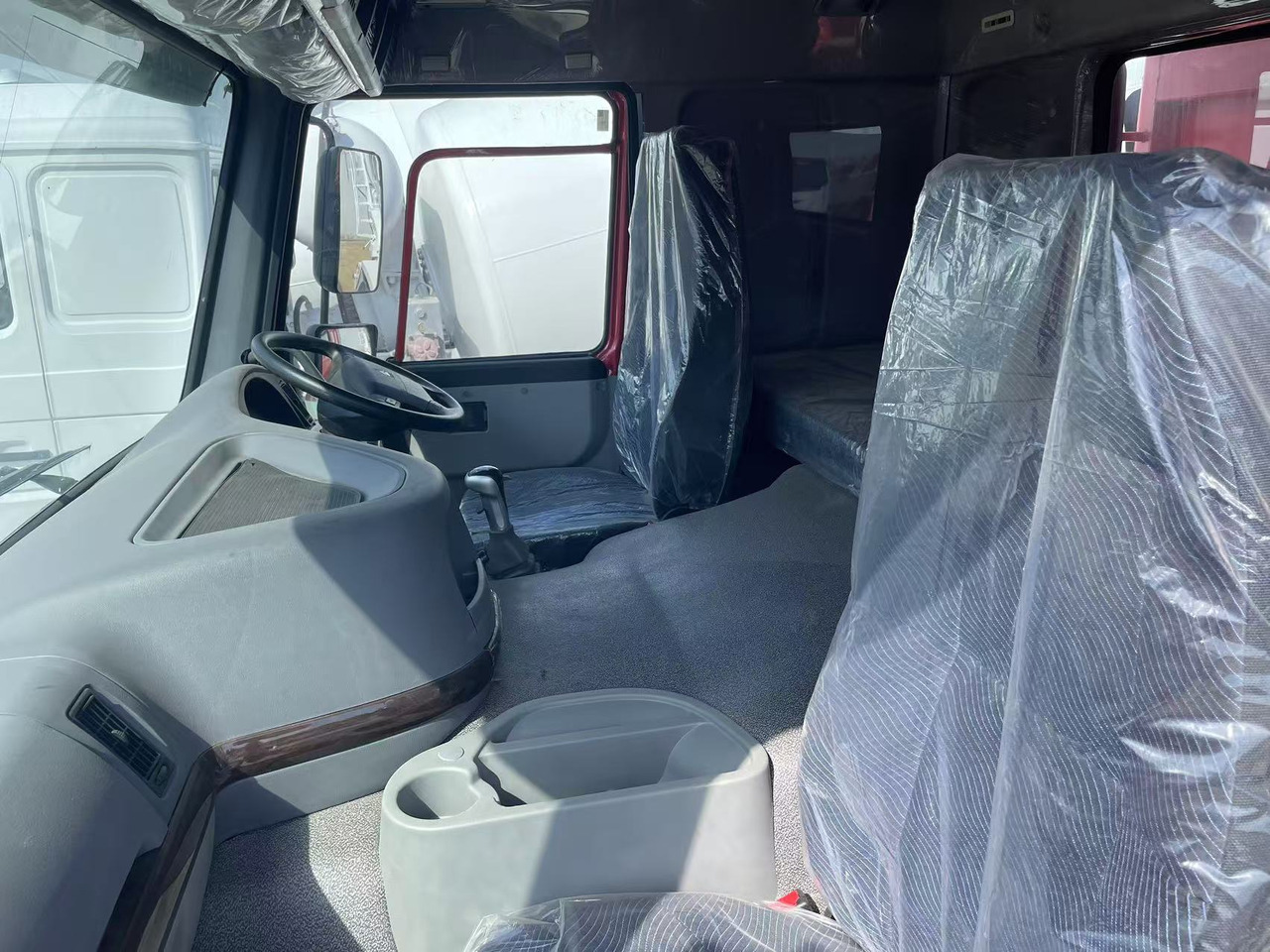 Sinotruk HOWO 371 8*4 Dump truck - Autocarro ribaltabile: foto 5 Sinotruk HOWO 371 8*4 Dump truck - Autocarro ribaltabile: foto 5