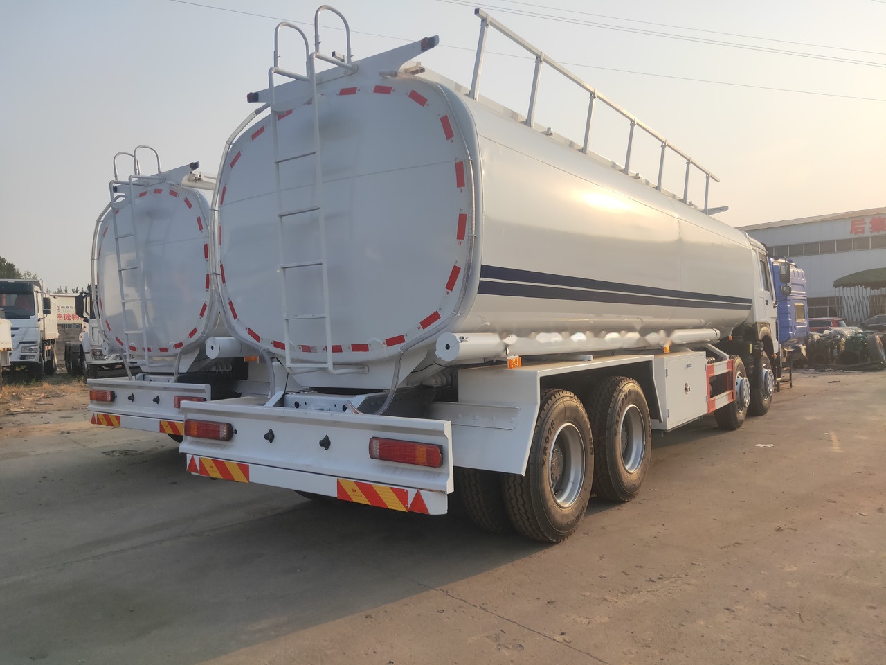 Sinotruk HOWO 8*4 Tank truck - Camion cisterna: foto 2 Sinotruk HOWO 8*4 Tank truck - Camion cisterna: foto 2