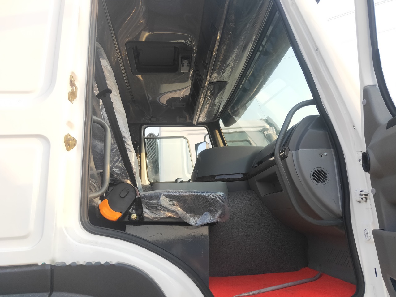 Sinotruk HOWO 8*4 Tank truck - Camion cisterna: foto 4 Sinotruk HOWO 8*4 Tank truck - Camion cisterna: foto 4