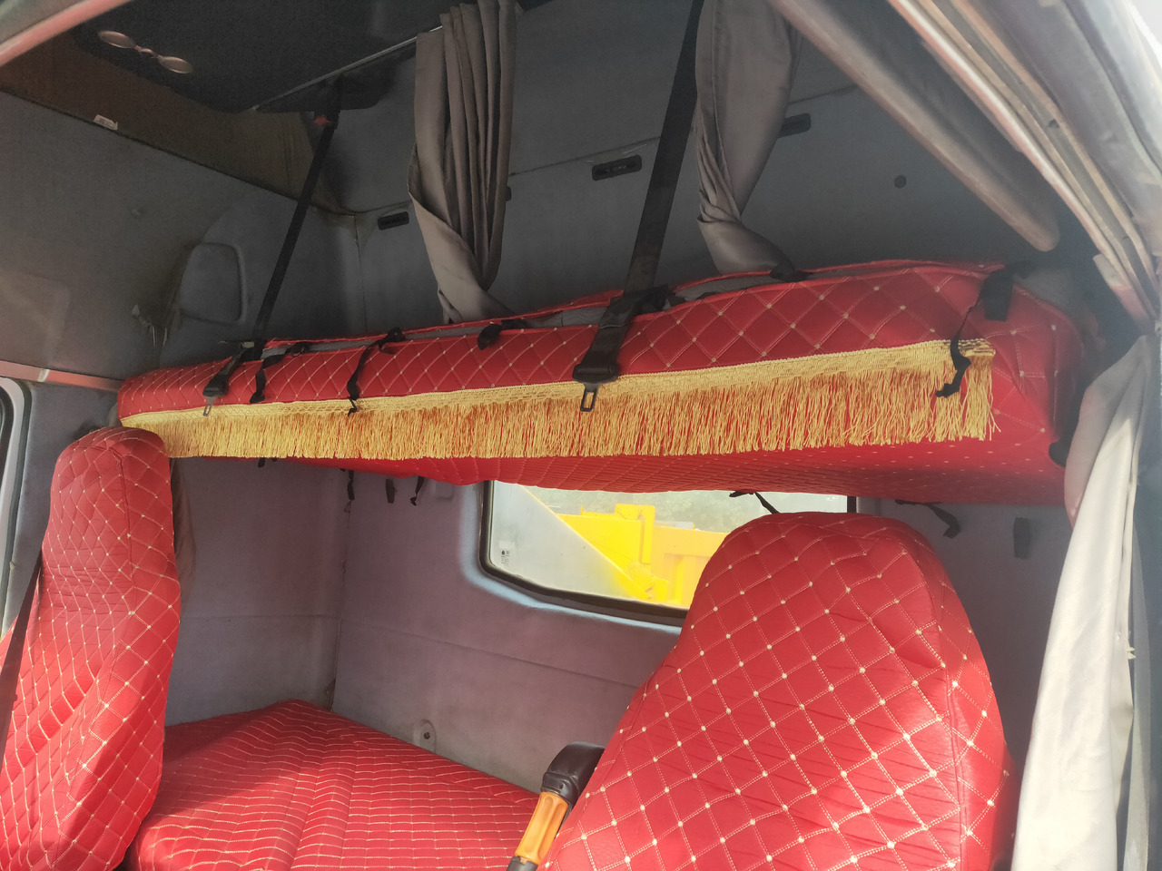 Trattore stradale Sinotruk HOWO A7 6*4 Tractor: foto 9 Trattore stradale Sinotruk HOWO A7 6*4 Tractor: foto 9