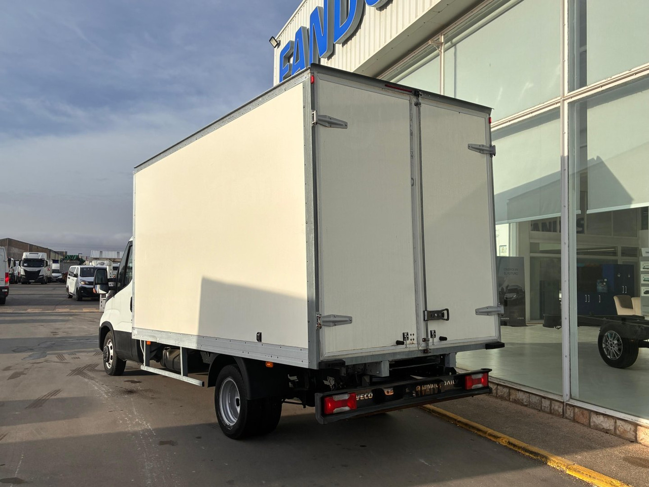 Caja cerrada IVECO 35C16 3.0 20m3 con puertas traseras - Furgone box: foto 4 Caja cerrada IVECO 35C16 3.0 20m3 con puertas traseras - Furgone box: foto 4