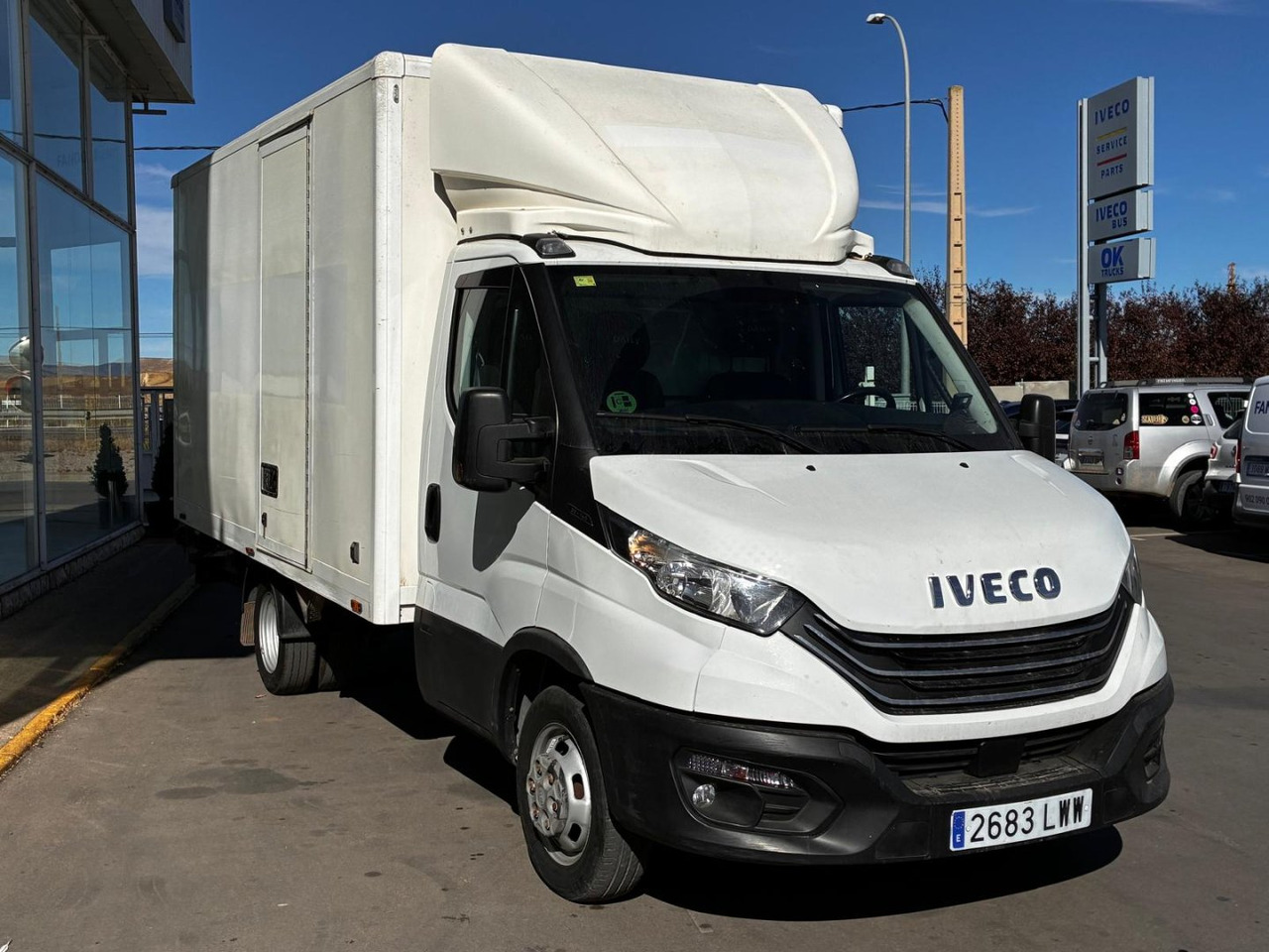 Caja cerrada con plataforma elevadora IVECO 35C14 20m3 con puerta lateral - Furgone box: foto 3 Caja cerrada con plataforma elevadora IVECO 35C14 20m3 con puerta lateral - Furgone box: foto 3