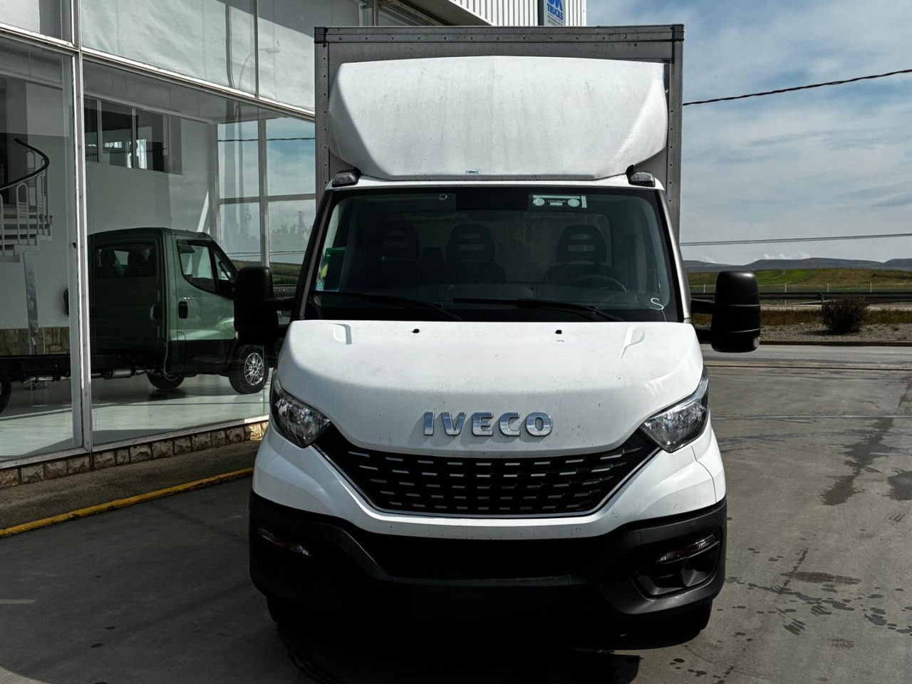 Caja cerrada con plataforma elevadora IVECO 35C16 20m3 Automática - Furgone box: foto 2 Caja cerrada con plataforma elevadora IVECO 35C16 20m3 Automática - Furgone box: foto 2