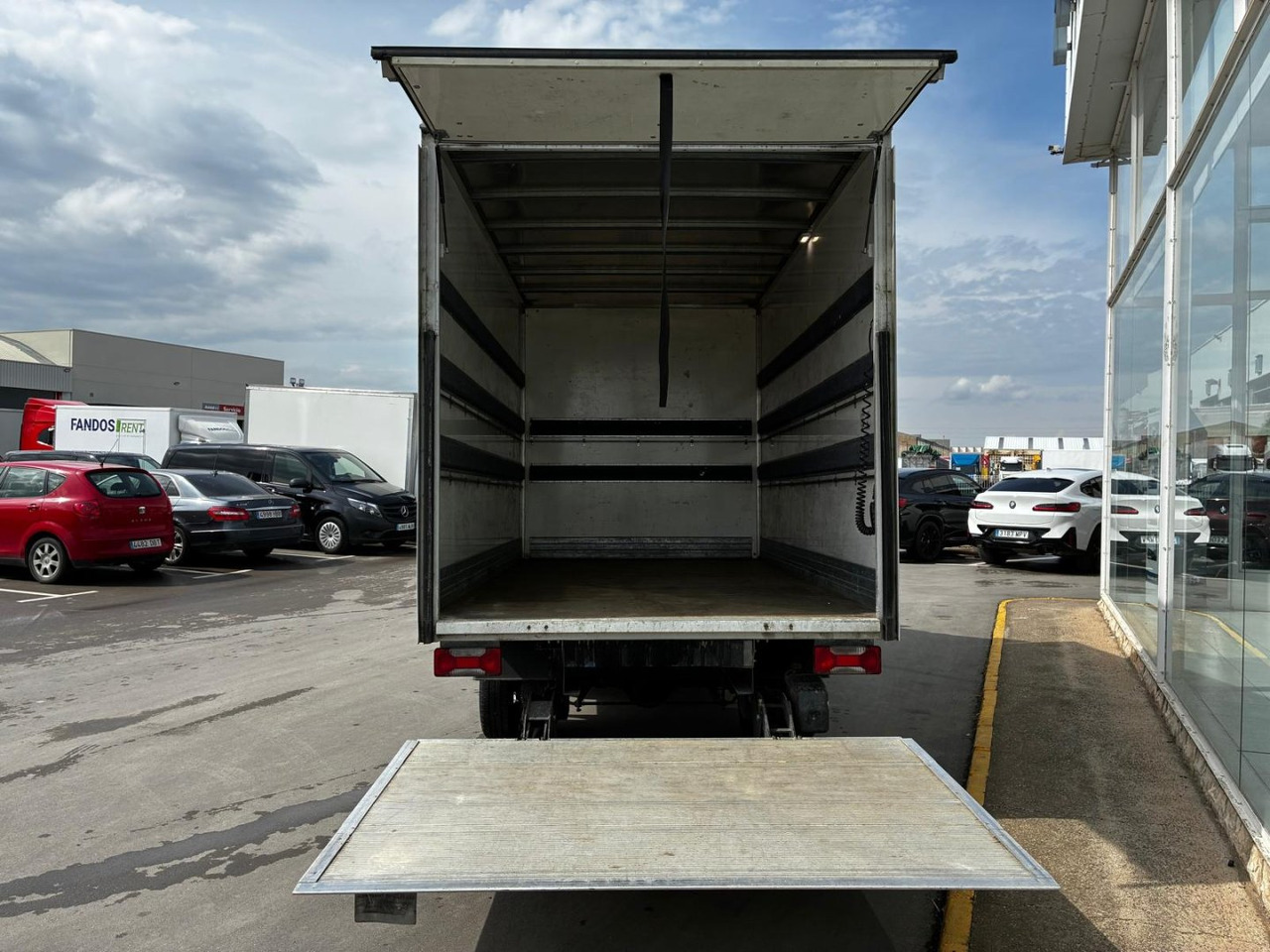 Caja cerrada con plataforma elevadora IVECO 35C16 20m3 Automática - Furgone box: foto 5 Caja cerrada con plataforma elevadora IVECO 35C16 20m3 Automática - Furgone box: foto 5