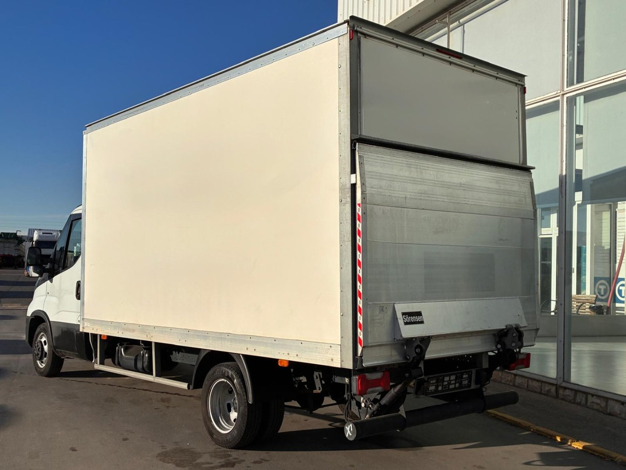 Caja cerrada con plataforma elevadora IVECO 35C16 20m3 - Furgone box: foto 4 Caja cerrada con plataforma elevadora IVECO 35C16 20m3 - Furgone box: foto 4