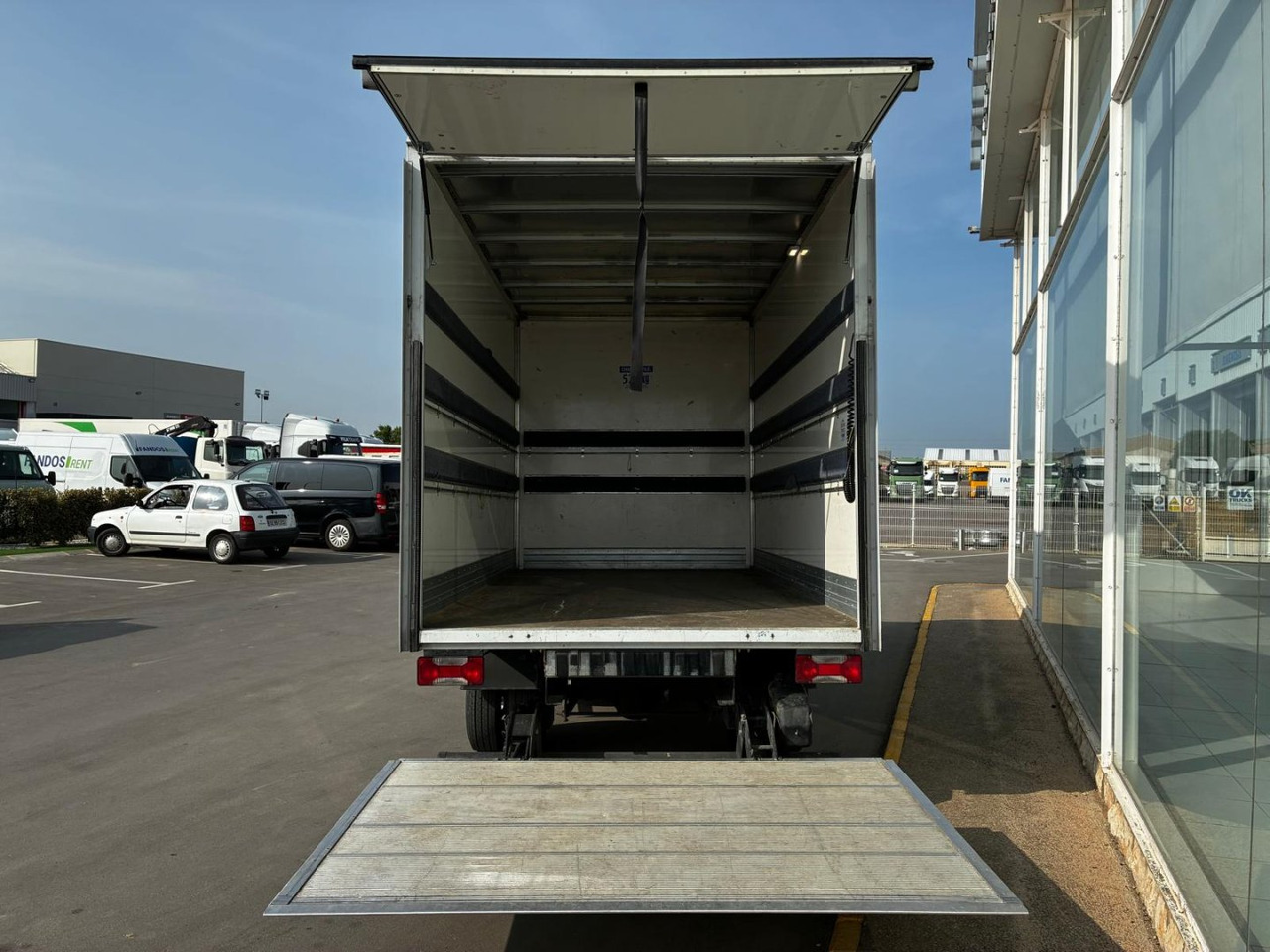 Caja cerrada con plataforma elevadora IVECO 35C16 20m3 - Furgone box: foto 5 Caja cerrada con plataforma elevadora IVECO 35C16 20m3 - Furgone box: foto 5